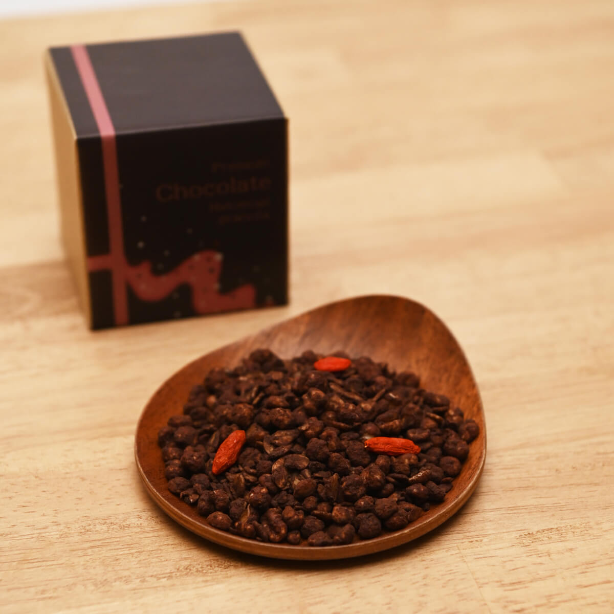 プレミアムチョコレートはとむぎグラノーラ