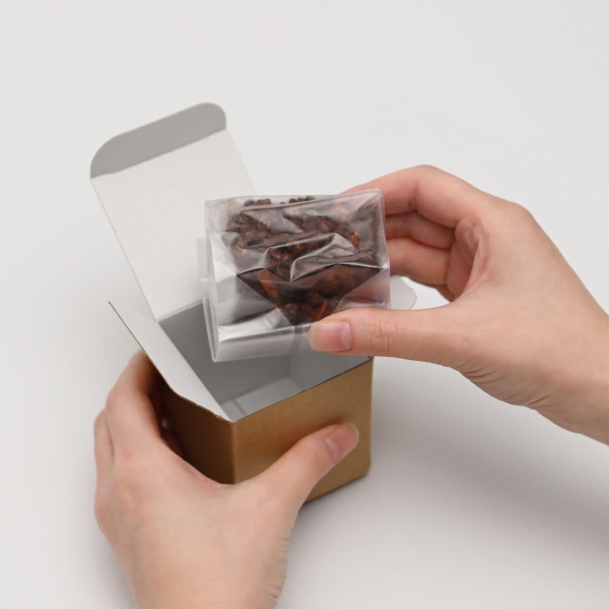 プレミアムチョコレートはとむぎグラノーラ