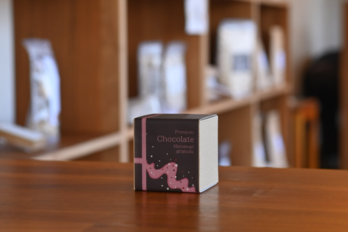プレミアムチョコレートはとむぎグラノーラ